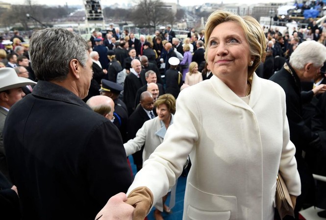 Bà Clinton sắp ra sách về sự thất bại trước Donald Trump Bà Clinton xuất hiện tại lễ nhậm chức của Tổng thống Donald Trump ngày 20/1 vừa qua.