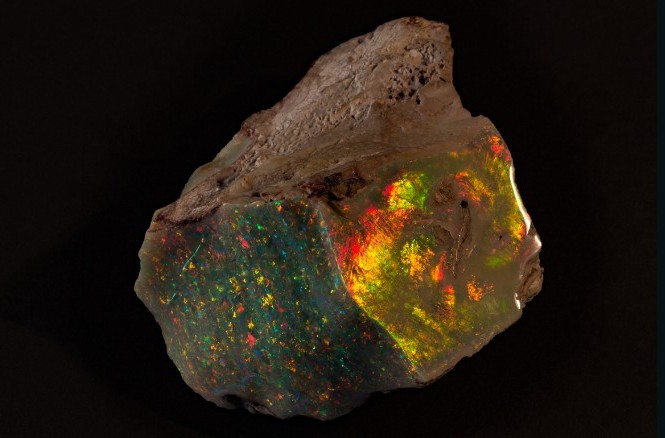 Nhìn gần khối đá opal siêu quý hiếm, giá hơn 20 tỉ đồng Sau 71 năm nằm trong hộp deposit, khối đá opal nổi tiếng có tên "Ngọn lửa của nước Úc" mới đây đã chính thức được đưa ra triển lãm lần đầu tiên tại bảo tàng South Australia.