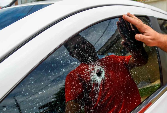 Brazil: Thành phố chìm trong bạo lực sau khi cảnh sát đình công Một chiếc xe hơi bị bắn vỡ kính tại Vitoria - nơi đang chìm trong bạo lực sau khi cảnh sát đình công. Ảnh: Reuters