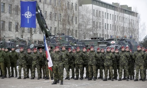 Điều quân áp sát biên giới Nga, NATO muốn gì? Lực lượng NATO do Mỹ dẫn đầu đến Litva ngày 7/2. Ảnh: Reuters.