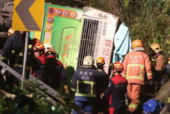 Lật xe chở khách ngắm hoa anh đào, ít nhất 32 người thiệt mạng Hiện trường vụ tai nạn. Ảnh: AP