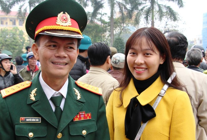 TT- Huế: 1.315 thanh niên lên đường làm nghĩa vụ quân sự Nữ cử nhân kinh tế Phan Thị Ngọc Anh (sinh năm 1993, ngụ phường Tây Lộc, Huế) tình nguyện lên đường nhập ngũ.