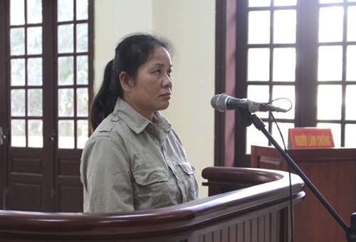 Lạng Sơn: Giáo viên lừa đảo chạy việc, lĩnh án 20 năm tù Bị cáo Mai ra tòa lĩnh án. Ảnh: Minh Thảo