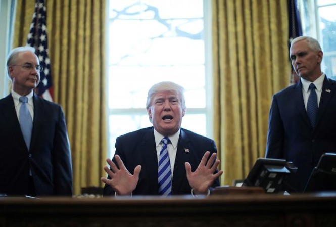 Thất bại của ông Trump và sự lục đục trong đảng Cộng hòa Tổng thống Donald Trump phát biểu trước báo giới sau khi dự luật chăm sóc sức khỏe mới bị rút khỏi Hạ viện trước khi bỏ phiếu. Ảnh: Reuters
