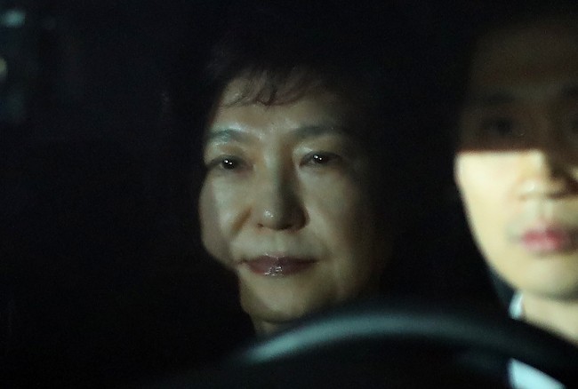 Cựu Tổng thống Park Geun-hye bị thẩm vấn trong trại giam Bà Park bị đưa đến trại giam hồi cuối tuần trước. Ảnh: Yonhap