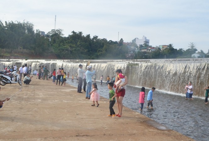 Đi đá banh về rủ nhau ra tắm hồ, 2 học sinh đuối nước Hiện trường nơi xảy ra vụ đuổi nước