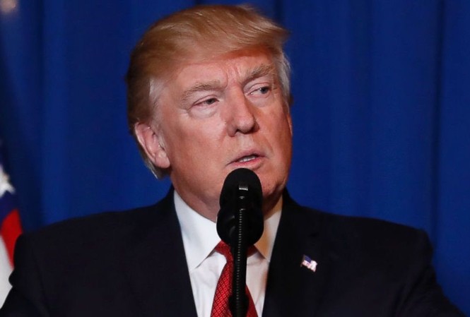 Hạ lệnh tấn công Syria, ông Trump có qua mặt Quốc hội? Phát biểu sau khi hạ lệnh phóng tên lửa nhằm vào căn cứ quân sự ở Syria, Tổng thống Trump cho biết đây là hành động trừng phạt Syria về việc dân thường nước này thương vong trong vụ tấn công hóa học, mà chính quyền Mỹ cho rằng Tổng thống Syria Bashar al-A