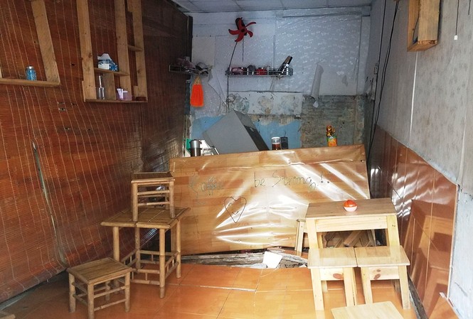 Công trình cao ốc sụt lún gây sập tường nhà dân ở Sài Gòn Quán cà phê bị sụt nền, nứt tường.