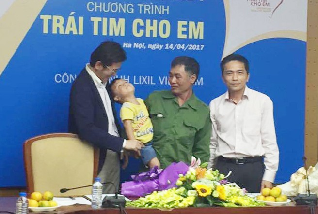 3.500 trẻ hoàn cảnh khó khăn được phẫu thuật tim miễn phí Một em nhỏ được mổ tim miễn phí cùng bố lên cảm ơn Ban tổ chức và các nhà hão tâm đã tài trợ.