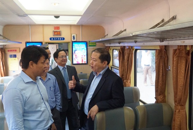 Đường sắt lấy lòng khách bằng cách làm sạch nhà ga, toa tàu Ông Đỗ Nga Việt – Chủ tịch Công đoàn Giao thông vận tải (bên phải) trao đổi với ông Vũ Anh Minh – Chủ tịch Hội đồng thành viên ĐSVN