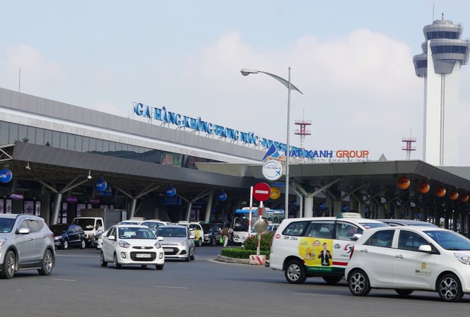 Tranh luận trái chiều về Uber, Grab gây tắc đường Nhiều ý kiến cho rằng, các xe Uber và Grab không tem, mào đang góp phần vào dòng phương tiện đông đúc tại các thành phố lớn