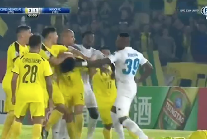 Cầu thủ Hà Nội FC đấm liên tiếp đối phương như trên võ đài Cầu thủ Hà Nội FC đấm liên tiếp đối phương như trên võ đài