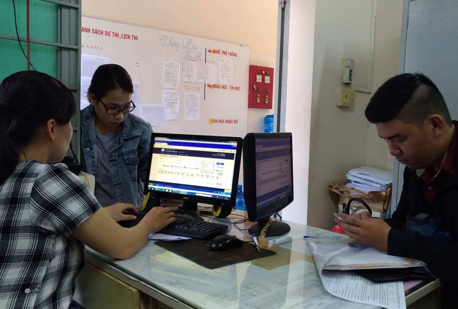 Nộp hồ sơ thi THPT quốc gia: Nhiều thí sinh ngậm ngùi, hẹn năm sau Thí sinh vội vã viết hồ sơ ngay tại điểm nhận hồ sơ vì sợ hết giờ