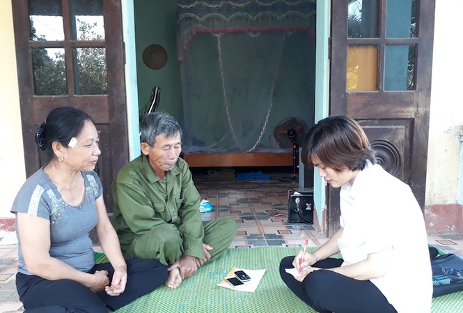 Chủ tịch xã bị luân chuyển, dân xin huyện “trả lại” Người dân trao đổi về vụ việc. Ảnh: Hoàng Lam