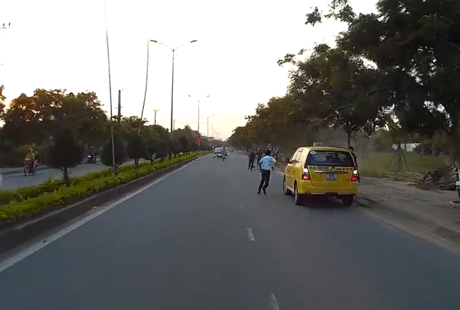 Công an rượt đuổi gần 10 km bắt tên cướp giật túi xách Công dân và người dân bắt cướp. Ảnh cắt từ clip