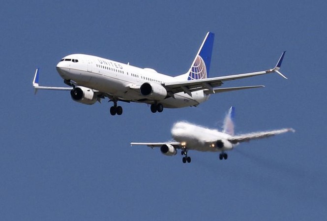 United Airlines dự định mời người làm chứng vụ David Dao Hai chiếc máy bay của hãng United Airlines tại sân bay San Francisco (Mỹ). Ảnh: Reuters