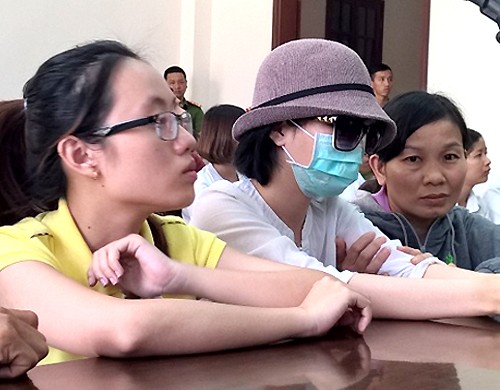 Cô gái phủ nhận là chủ mưu tạt axít mù mắt nữ sinh Nạn nhân Hương đeo khẩu trang đến dự phiên tòa. Ảnh: VnExpress
