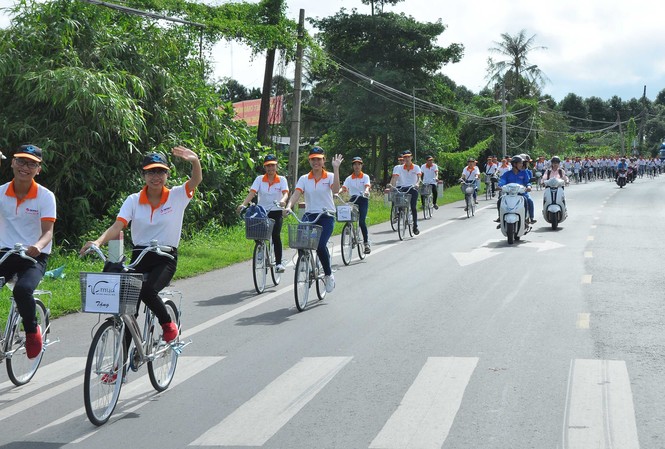 Tặng 115 xe đạp cho học sinh nghèo vùng sâu Tình nguyện viên đạp xe diễu hành