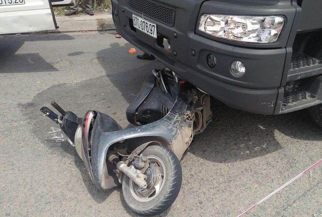 Xe tải cuốn vào gầm, 3 người trong gia đình thương vong Hiện trường tai nạn.