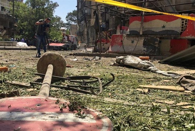 Đại sứ quán Nga tại Syria trúng đạn pháo, thiệt hại về vật chất Đại sứ quán Nga tại thủ đô Damascus bị phá hủy sau vụ tấn công. Ảnh: Reuters