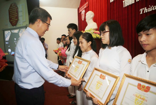 Đại học Huế tuyên dương 27 tài năng sinh viên và tân thủ khoa Nhiều tân thủ khoa, tài năng sinh viên của Đại học Huế được tuyên dương, khen thưởng đợt này.