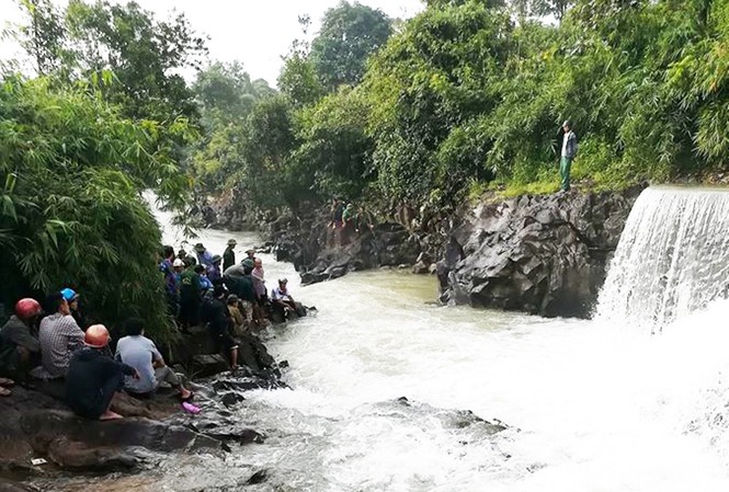 Một học sinh mất tích vì bị nước suối chảy xiết cuốn trôi Suối Đục nơi Quyết bị dòng nước xiết cuốn trôi