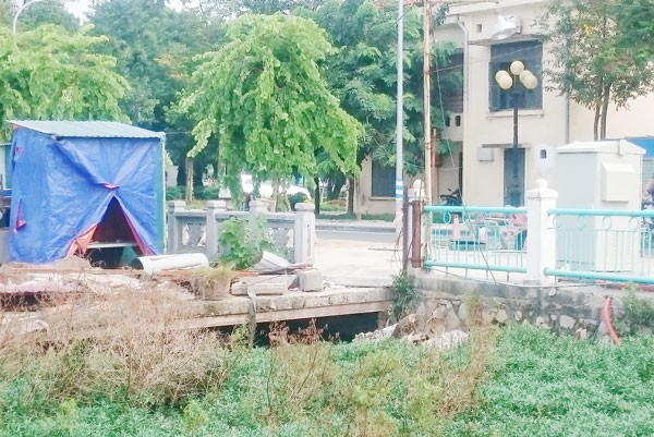 Trên 30 cống vẫn xả nước thải trực tiếp xuống hồ Tây? Khu vực có 2 cống xả cỡ lớn được BQL hồ Tây nhận định vẫn còn hiện tượng xả thải trực tiếp xuống hồ Tây