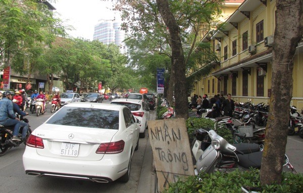 Phát hiện nhiều điểm trông giữ xe 'chặt chém' ở Hà Nội Điểm trông giữ xe trên phố Quán Sứ bị phát hiện thu phí sai quy định