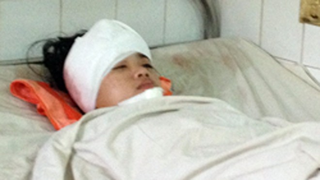 Nữ sinh bị đèn cao áp rơi trúng đầu lúc tan trường Nữ sinh bị nạn khi vừa tan trường. Ảnh: Văn Trăm