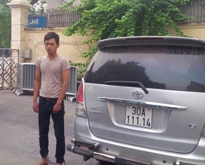 Trộm ô tô ở Tuyên Quang mang xuống Hà Nội tiêu thụ Tấn và chiếc xe trộm ở Tuyên Quang tại cơ quan cảnh sát