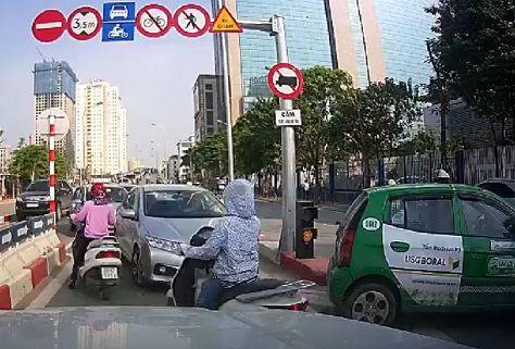 Phạt nguội hàng loạt ô tô đi ngược chiều trên cầu vượt Phạt nguội hàng loạt ô tô đi ngược chiều trên cầu vượt