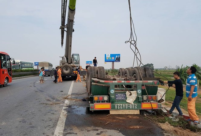 Giải cứu xe bồn chở gas lật nhào trên cao tốc Pháp Vân Giải cứu xe bồn chở gas lật nhào trên cao tốc Pháp Vân