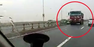 Tước bằng lái tài xế xe tải đi ngược chiều trên đại lộ Thăng Long Tước bằng lái tài xế xe tải đi ngược chiều trên đại lộ Thăng Long