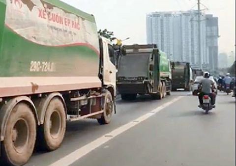 Tước bằng lái 4 tài xế xe chở rác 'cướp' đường buýt nhanh Hình ảnh xe chở rác rồng rắn cướp làn buýt nhanh BRT ngày 11/4.