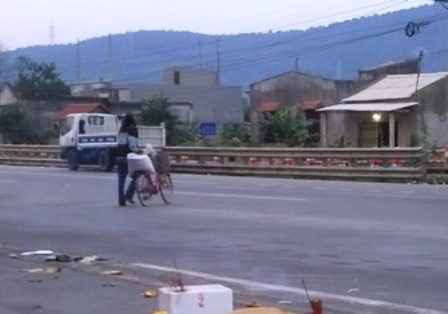 Lái xe ôm và khách hàng nữ chết thảm dưới bánh xe rơ-móc Hiện trường vụ tai nạn.