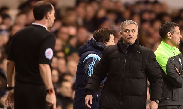 Chelsea thua đau, Mourinho 'mắng' trọng tài đủ điều Mourinho chỉ trích trọng tài.