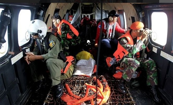 Tìm thấy mảnh lớn xác máy bay QZ8501 Đội tìm kiếm Indonesia đang bay trên biển Java.
Ảnh: Bagus Indahono.