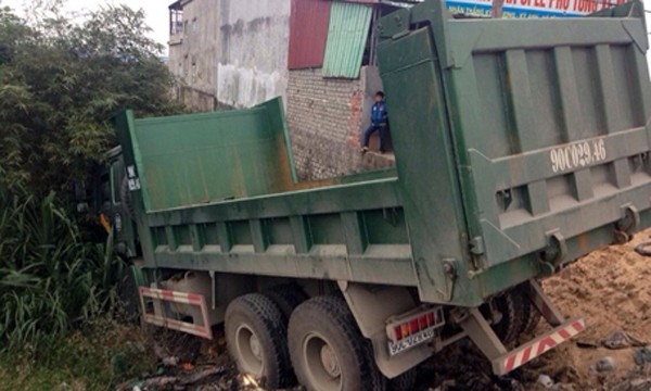 Tài xế 'xe điên' 3 lần tông thẳng vào CSGT để chạy trốn Chiếc xe "điên" chỉ dừng lại sau khi lao xuống vườn nhà dân.