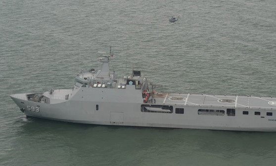 Năm tàu tập trung tìm hộp đen máy bay QZ8501 Năm tàu tập trung tìm hộp đen máy bay QZ8501