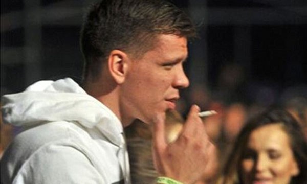 Vì nghiện thuốc, Szczesny mất suất đá chính ở Arsenal? HLV Wenger rất tức giận với chuyện Szczesny nghiện thuốc lá.