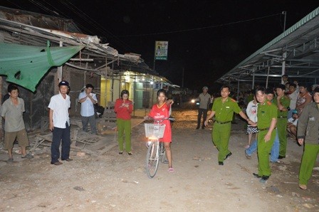 Bị chủ cho thôi việc, 2 lần đốt cửa hàng để trả thù Cơ quan chức năng đang dựng lại hiện trường vụ cháy.