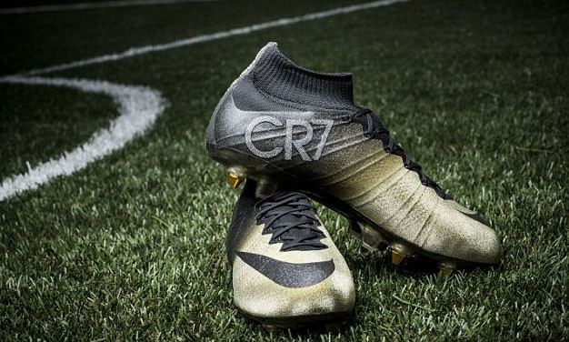 Sau Quả bóng vàng, Ronaldo nhận giày... kim cương Màu chủ đạo của đôi giày này là vàng nhưng trên logo CR7 ở mắt cá chân được gắn bằng những hạt kim cương nhỏ.