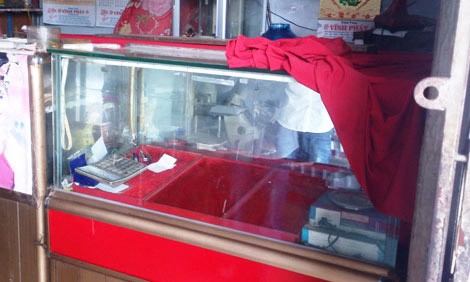 Canh chủ nhà đi lễ, đột nhập khoắng sạch tiệm vàng Khay trưng bày vàng nữ trang đã bị mất sạch.