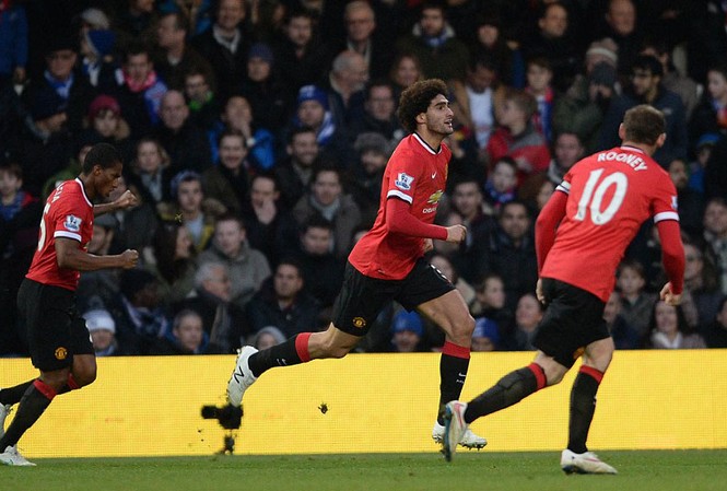 QPR vs M.U (0-2): Dự bị lập đại công Fellaini ăn mừng bàn thắng mở tỷ số với các đồng đội.