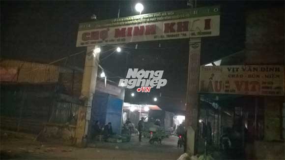 Hà Nội: Các siêu thị lớn ngừng bán rau nghi lấy từ... chợ Chợ đầu mối nông sản thực phẩm Minh Khai. Ảnh: NNVN.