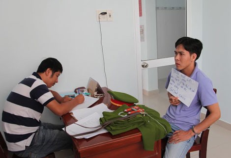 Giả danh cảnh sát kinh tế ‘chém gió’ tưng bừng trong quán nhậu Đối tượng Lợi (bìa phải) đang làm việc với cơ quan chức năng.