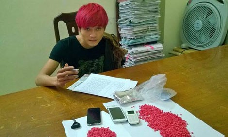 Gã trai tóc đỏ buôn nghìn viên hồng phiến xuyên quốc gia Một trong hai đối tượng có mái tóc nhuộm đỏ.