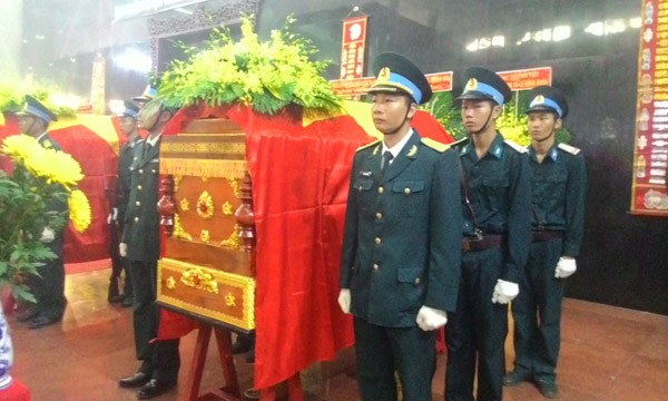 Đau xót tiễn đưa 4 quân nhân hy sinh trong vụ rơi trực thăng Đau xót tiễn đưa 4 quân nhân hy sinh trong vụ rơi trực thăng