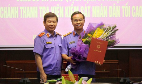 Cựu thư ký ông Bá Thanh làm Chánh thanh tra Viện kiểm sát tối cao Ông Phan Văn Tâm (bìa phải) nhận quyết định từ Viện trưởng Viện kiểm sát nhân dân tối cao Lê Minh Trí. Ảnh: VKSNDTC.