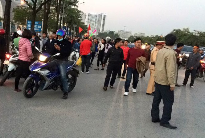 CĐV háo hức đổ về Mỹ Đình, bãi gửi xe tha hồ 'chặt chém' Hai tiếng trước khi diễn ra trận bán kết lượt về, rất nhiều CĐV đã tới sân Mỹ Đình để chờ đợi theo dõi trận đấu.